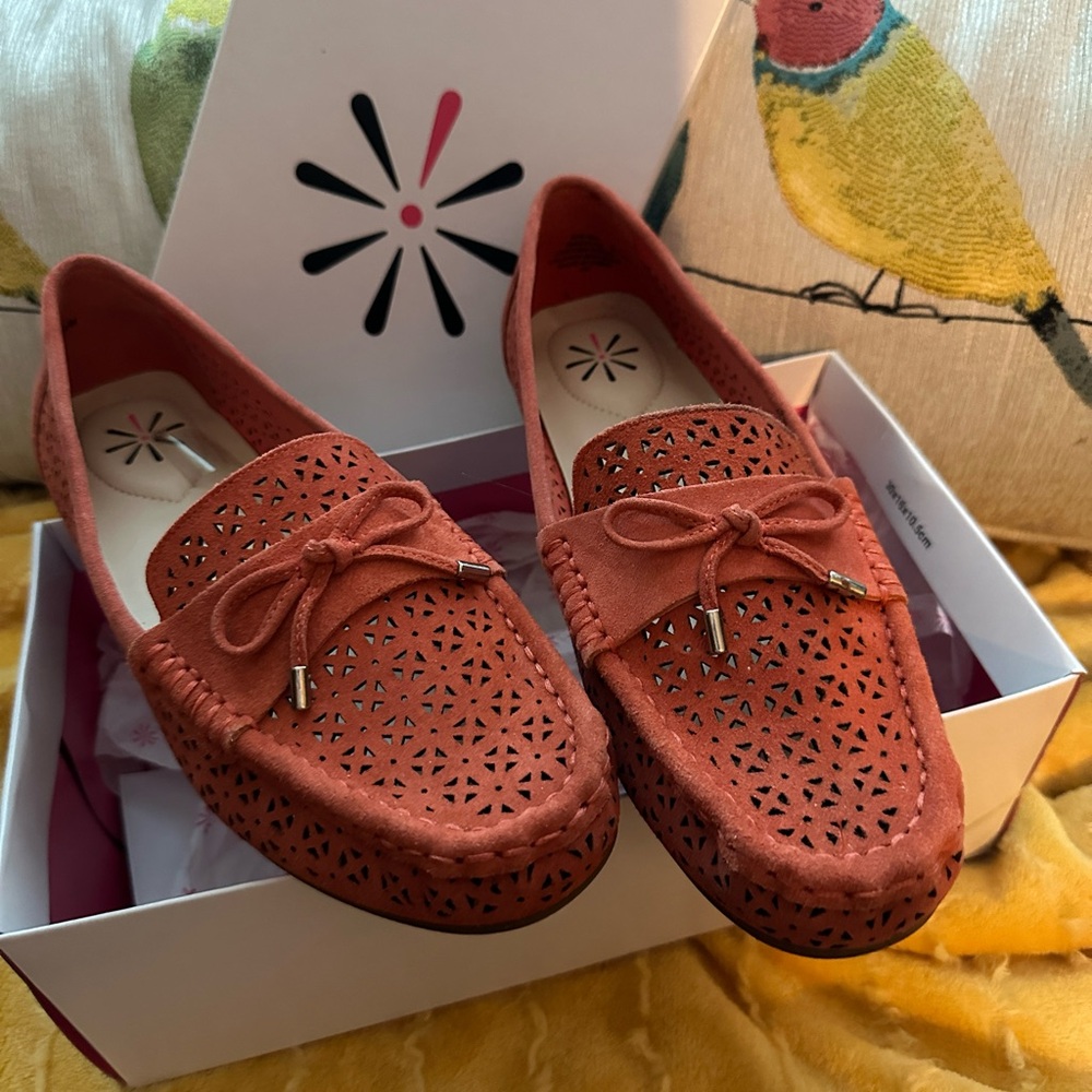 Isaac Mizrahi Adalyn Coral Perforated Suede Moccasins Loafer 8.5 - Picture 3 of 6
